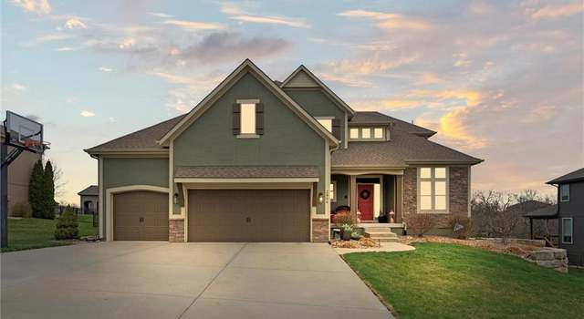 Photo of 2804 NW Thoreau Dr, Lee's Summit, MO 64081