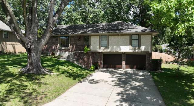 Photo of 605 NE Country Club Dr, Blue Springs, MO 64014