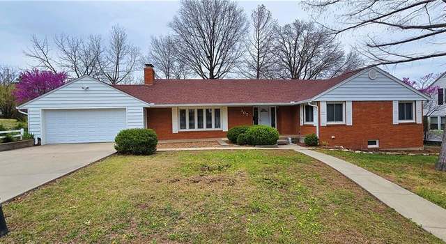 Photo of 307 Sunset Dr, Fort Scott, KS 66701