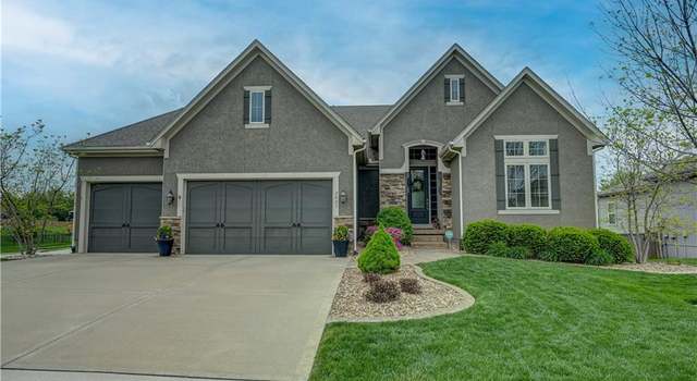 Photo of 2401 SW Hickory Ln, Lees Summit, MO 64082
