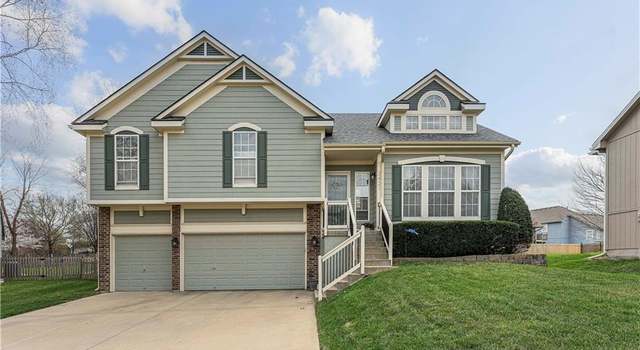 Photo of 2421 NE Carousel Ct, Lee's Summit, MO 64086
