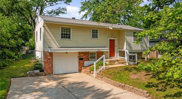 Photo of 604 NE Ash St NE, Lee's Summit, MO 64063