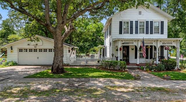 Photo of 202 S Doyle St, Louisburg, KS 66053