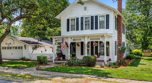 Photo of 202 S Doyle St, Louisburg, KS 66053