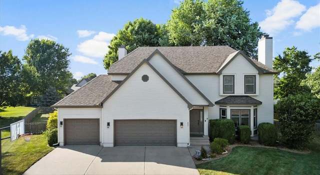 Photo of 400 SE Canterbury Ln, Lee's Summit, MO 64063