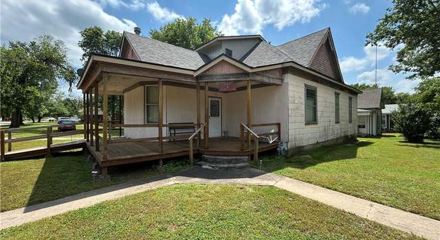 Photo of 101 W Taylor St, Caney, KS 67333