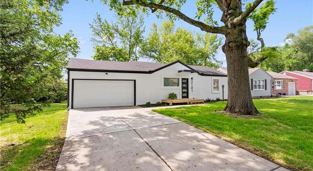 Photo of 2101 Somerset Dr, Prairie Village, KS 66206