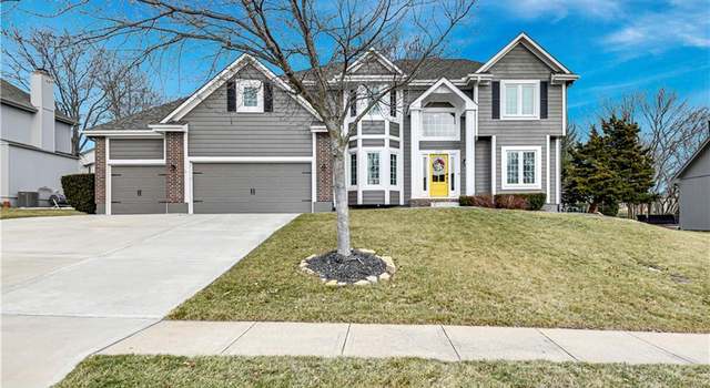 Photo of 2321 SW Waterfall Dr, Lee's Summit, MO 64081