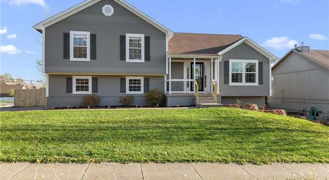 Photo of 957 NW Dogwood Dr, Grain Valley, MO 64029