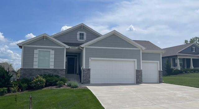 Photo of 1113 SW Whitby Dr, Lee's Summit, MO 64083