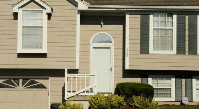 Photo of 608 NW 42nd St, Blue Springs, MO 64015