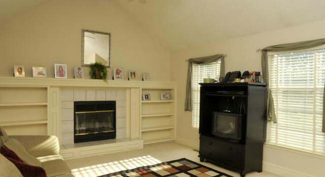 Photo of 608 NW 42nd St, Blue Springs, MO 64015