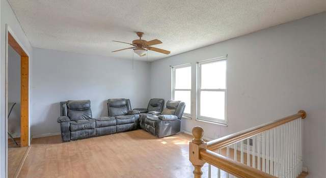 Photo of 1101 SW Kingscross Rd, Blue Springs, MO 64014
