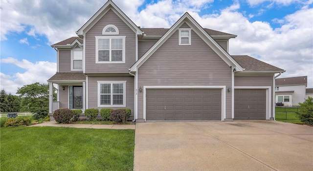 Property at 812 SW Stablewood Cir, Lee's Summit, MO 64081, 4 beds, 2.5 baths