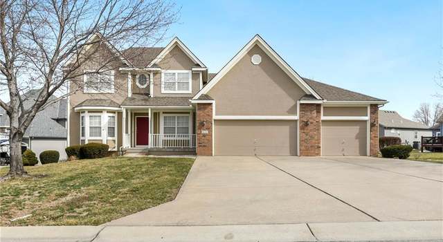 Photo of 624 SW Derby Cir, Lee's Summit, MO 64081