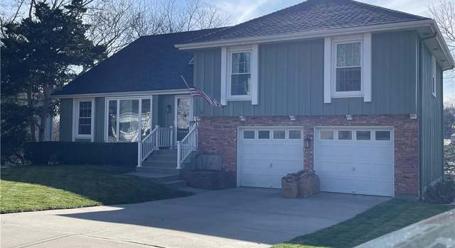 Photo of 10004 Oakridge Dr, Overland Park, KS 66212