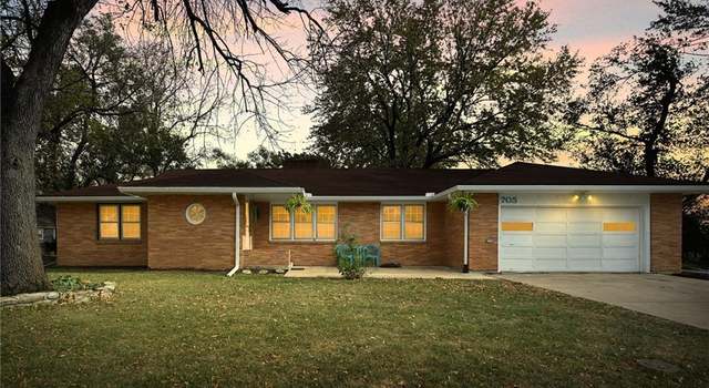 Photo of 705 Green St, Lee's Summit, MO 64063