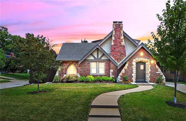 Photo of 6637 Oak St Kansas City, MO 64113