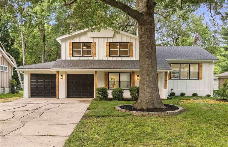 Photo of 9303 Hayes Dr Overland Park, KS 66212