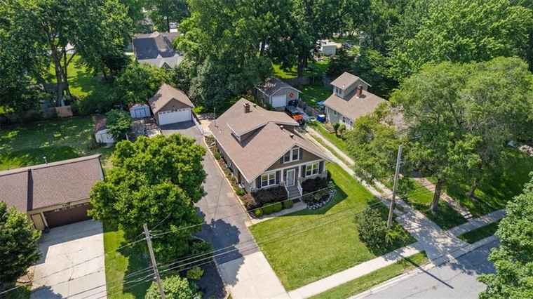 Photo of 6424 Floyd St Overland Park, KS 66202
