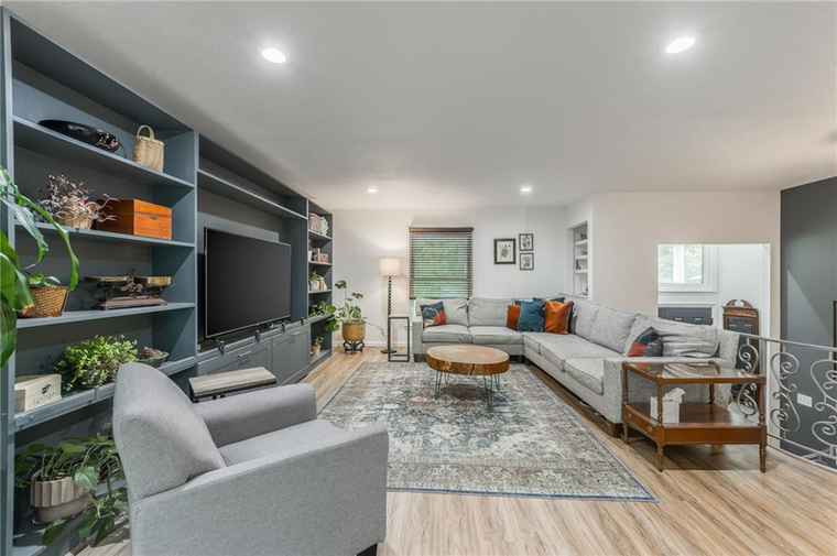 Photo of 8726 W 104th St Overland Park, KS 66212