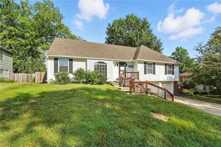 Photo of 6901 NW Dawn Ln Kansas City, MO 64151