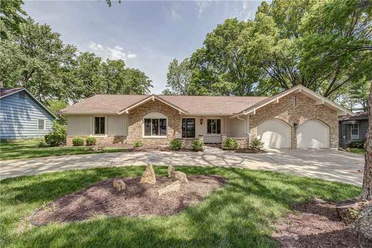 Photo of 7616 W 98th Ter Overland Park, KS 66212