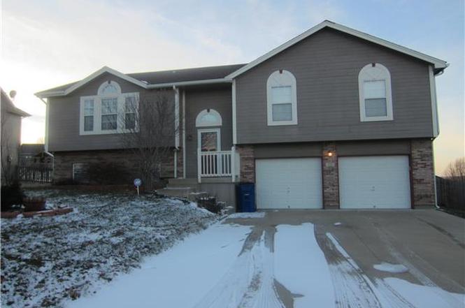 Fireplace Grain Valley  ... large kitchen with upgraded counter tops, beautiful tiled back splash, and large breakfast bar. Large living room with electric start fireplace.