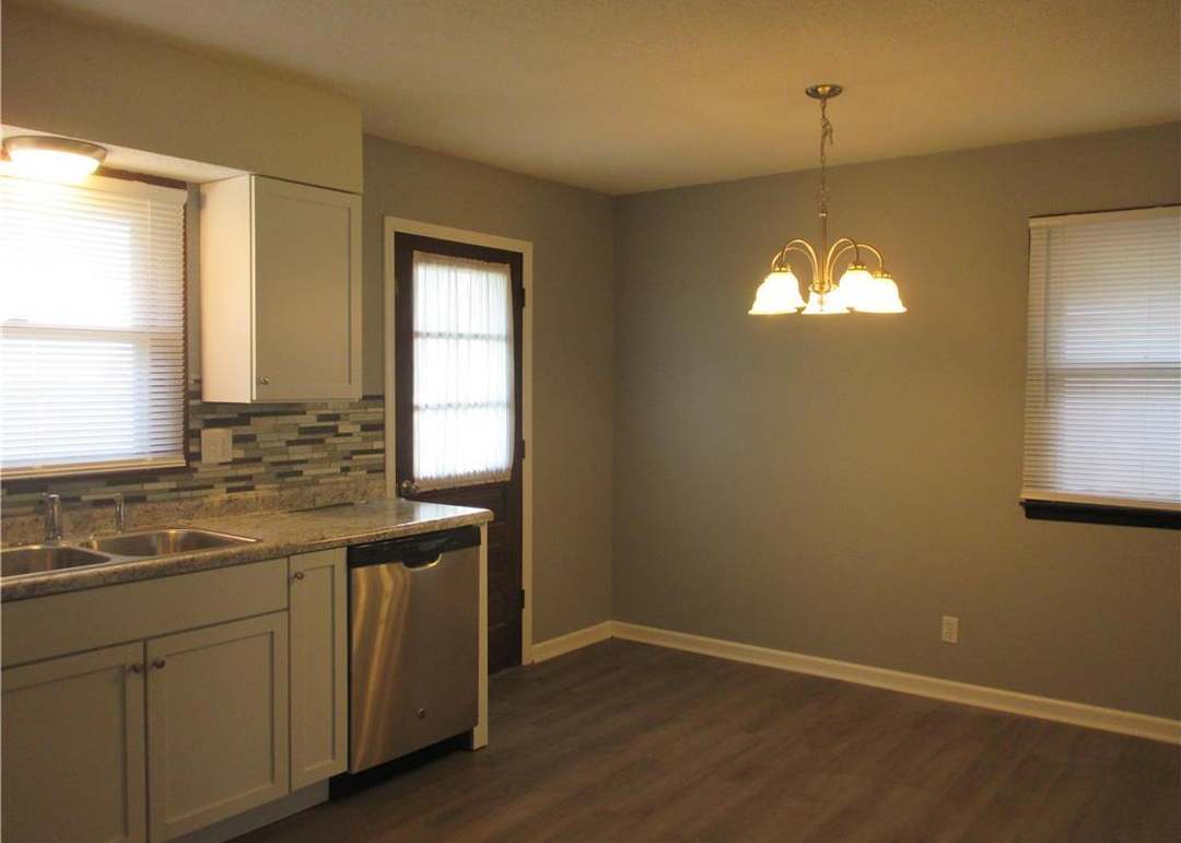 521 NW 87th Ter, Kansas City, MO 64155