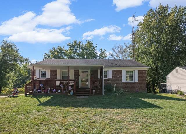 Property at 2221 Oak Ave SE, Massillon, OH 44646, 3 beds, 1.5 baths