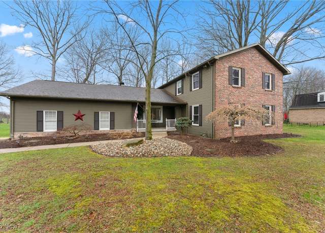 Property at 1929 Twin Oaks Dr, Girard, OH 44420, 4 beds, 3.5 baths