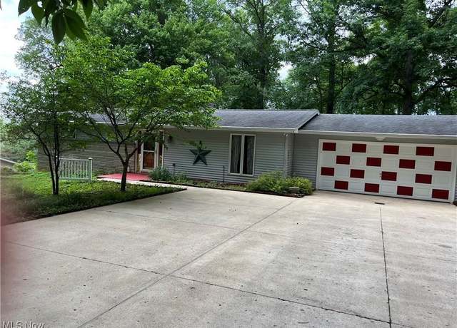 Property at 965 Blossom Ln, Zanesville, OH 43701, 3 beds, 1.5 baths