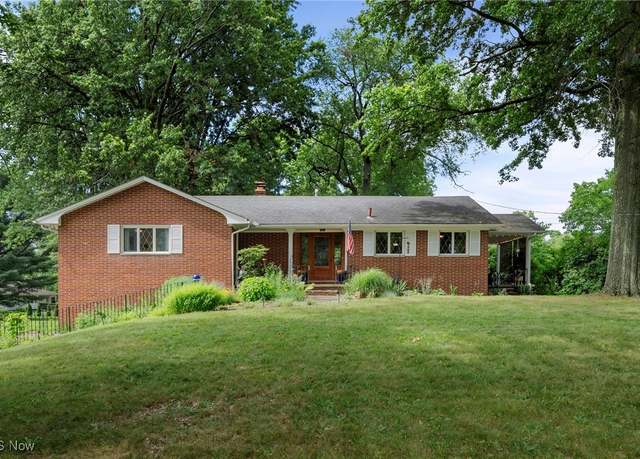 Property at 903 Robinson Ave, Barberton, OH 44203, 2 beds, 2 baths
