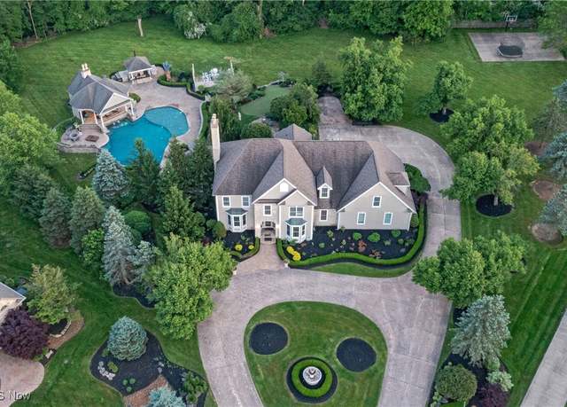 Property at 915 Creek View Dr, Aurora, OH 44202, 4 beds, 4 baths