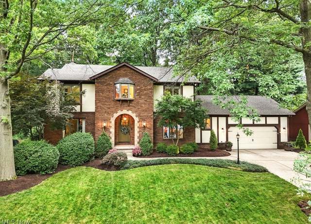 Property at 2813 Laurel Woods Blvd, Stow, OH 44224, 4 beds, 2.5 baths