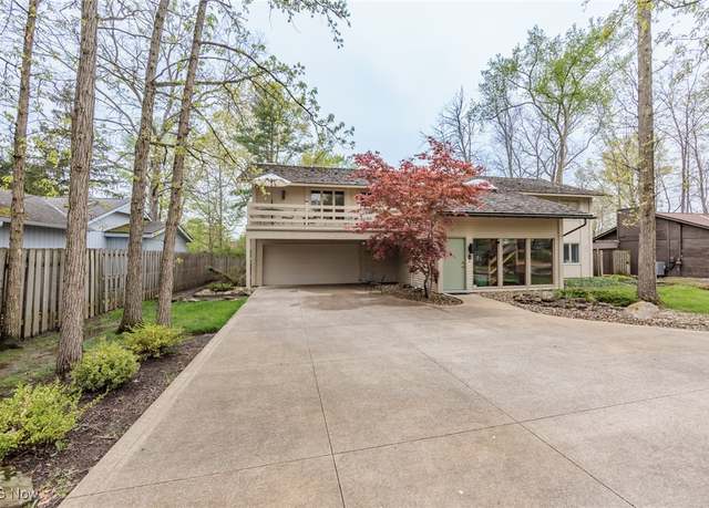 Property at 10830 Gate Post Rd, Strongsville, OH 44149, 5 beds, 3 baths