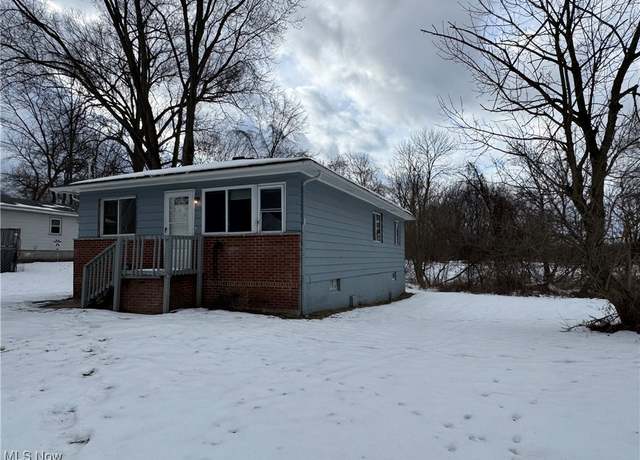 Property at 1052 Yukon Ave, Akron, OH 44320, 3 beds, 1.5 baths