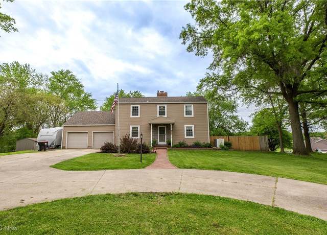 Property at 13658 Market Ave N, Hartville, OH 44632, 4 beds, 2.5 baths