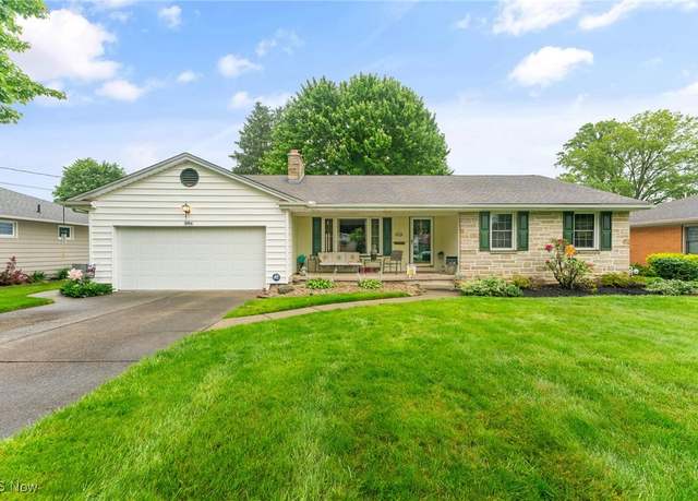 Property at 3456 Briarwood Ln, Austintown, OH 44511, 3 beds, 2.5 baths