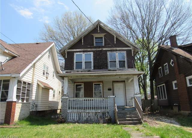 Property at 325 Hillwood Dr, Akron, OH 44320, 4 beds, 1.5 baths