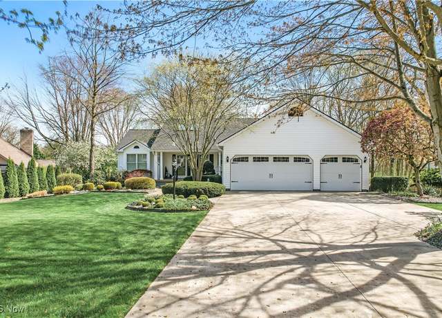 Property at 2310 Crestmont Dr, Girard, OH 44420, 3 beds, 2.5 baths