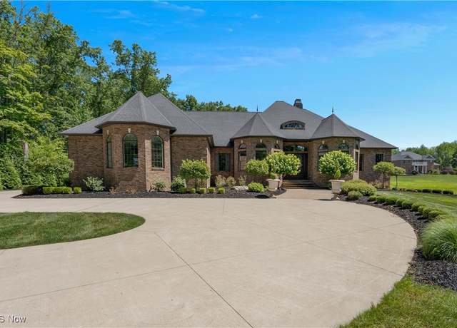Property at 8040 Briarwood Ct, Canfield, OH 44406, 4 beds, 3 baths