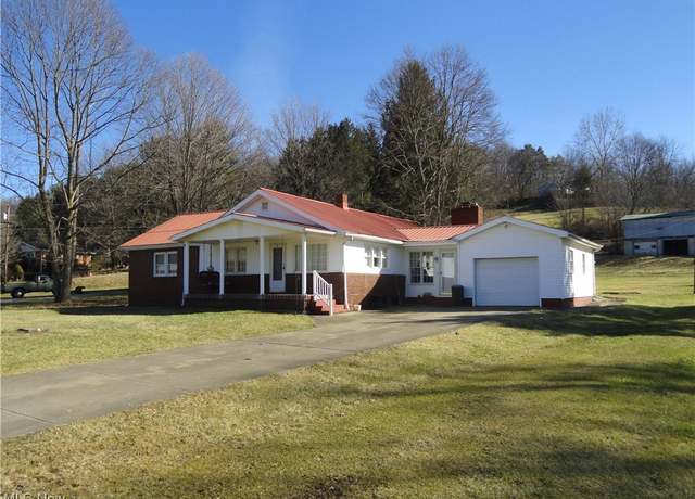 Property at 5492 Veterans Blvd, Chester, WV 26034, 3 beds, 1.5 baths