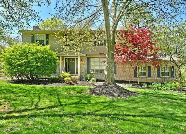 Property at 8676 Squirrel Hill Dr NE, Warren, OH 44484, 4 beds, 3.5 baths
