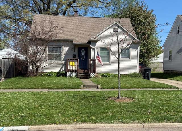 Property at 877 N Firestone Blvd, Akron, OH 44306, 3 beds, 1 bath