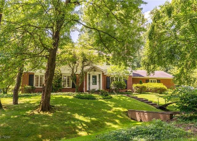 Property at 340 Lakecrest St NW, Canton, OH 44709, 4 beds, 2.5 baths