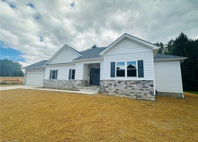 Property at 124 Saint Andrews, Cortland, OH 44410, 3 beds, 2.5 baths