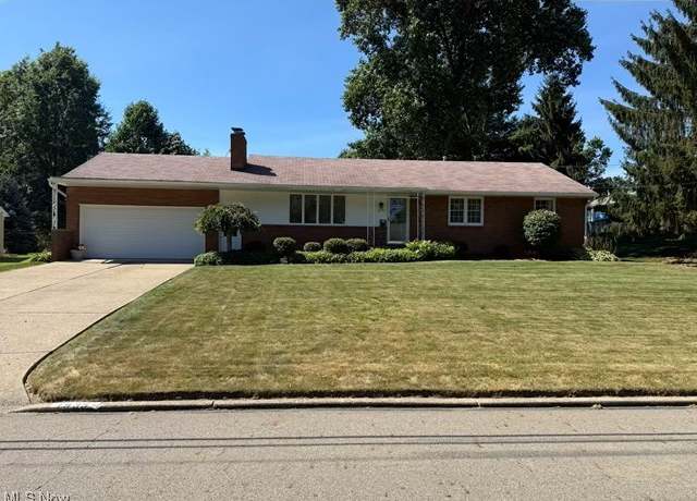 Property at 1935 Stoner Ave NE, Massillon, OH 44646, 3 beds, 3 baths