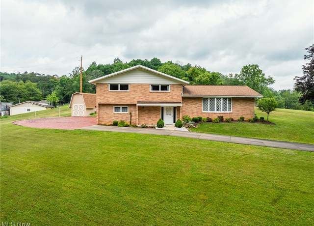 Property at 2664 Kohl Dr NE, New Philadelphia, OH 44663, 3 beds, 2.5 baths