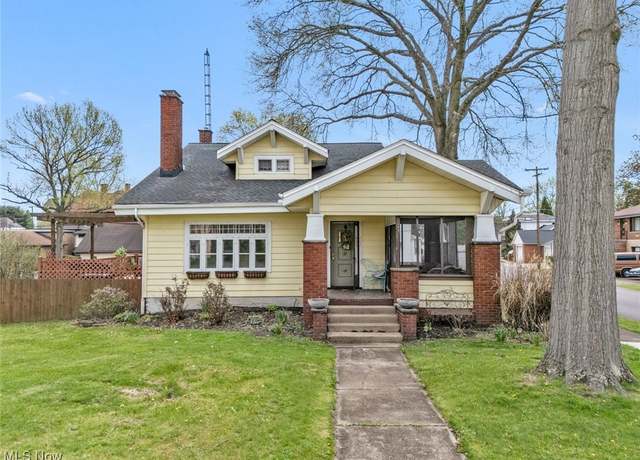 Property at 902 Washington Ave, Louisville, OH 44641, 4 beds, 2 baths